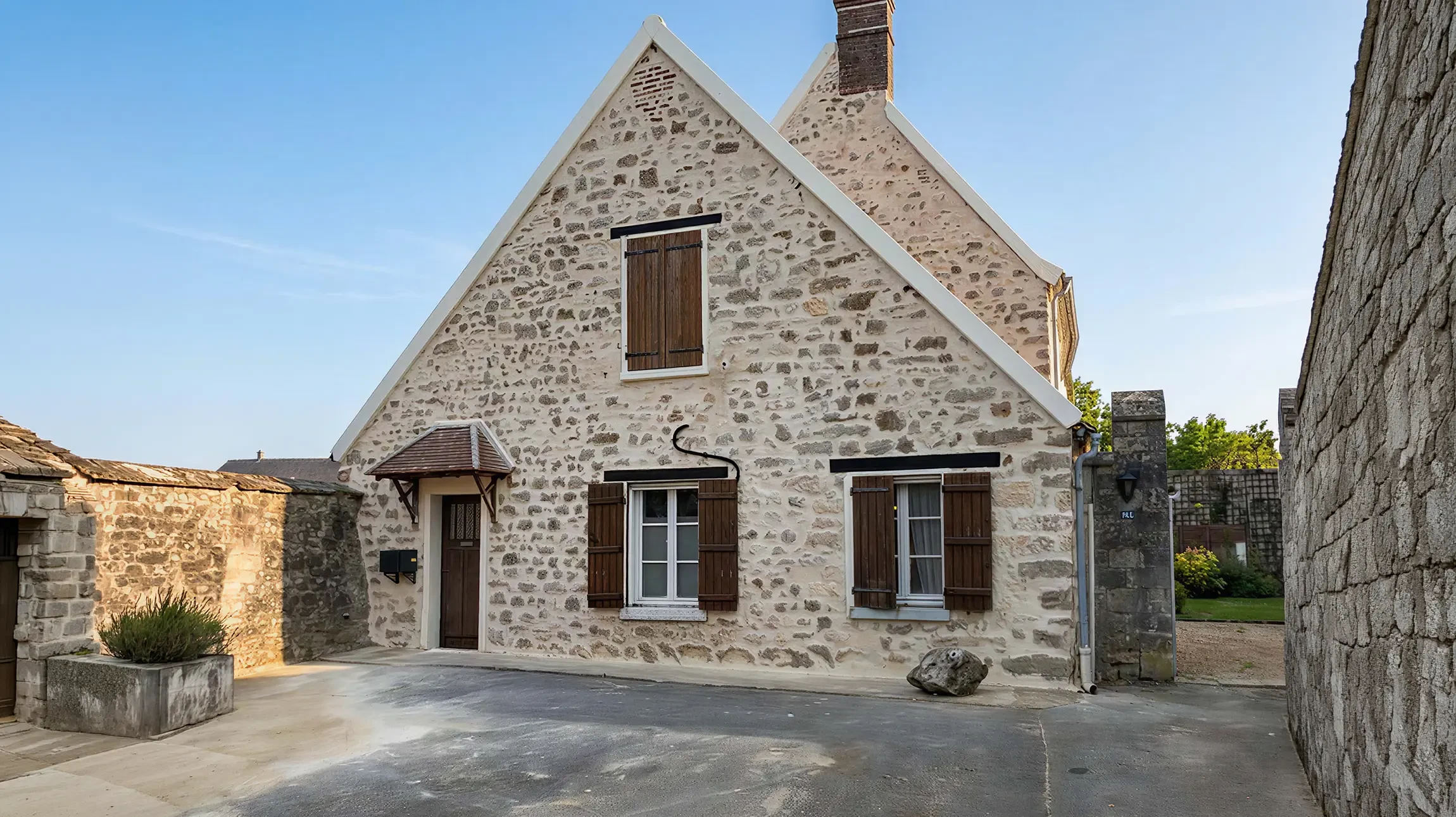 Ouvrier de construction avec une pelle après avoir démoli un mur de briques dans une maison privée